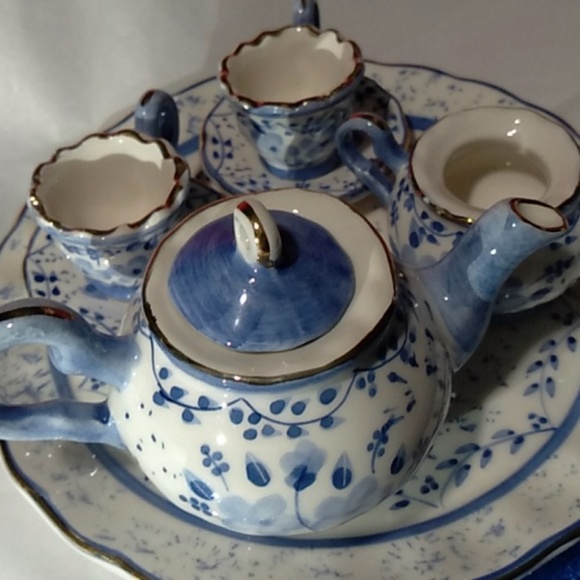 "Alice in Wonderland" Miniature Tea Service - Picture 3 of 4
